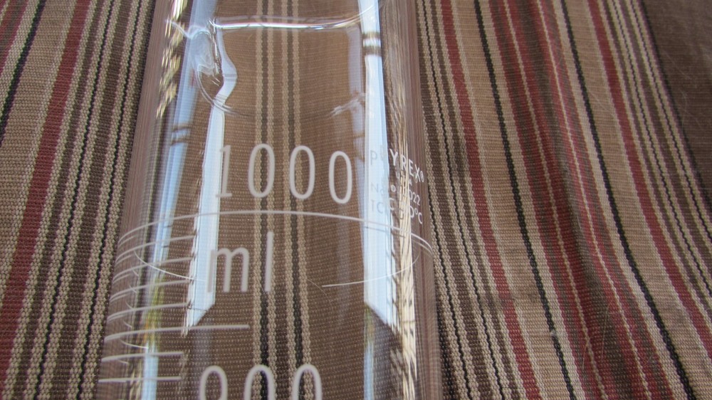 LARGE VINTAGE PYREX 1000ML GRADUATED CYLINDER #3022