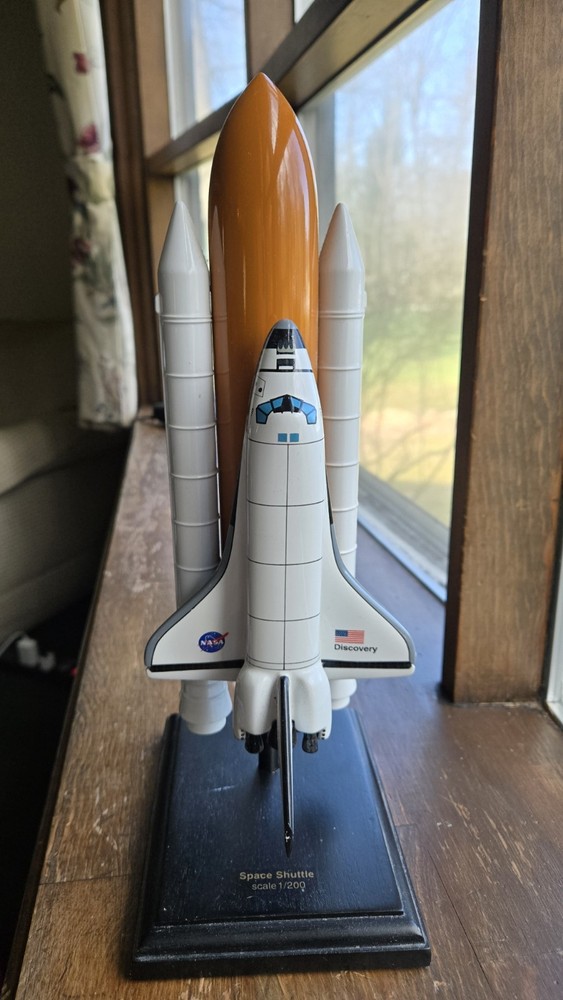 Exec Series  NASA Space Shuttle (Discovery) Orbiter Full Stack 1/200 Scale