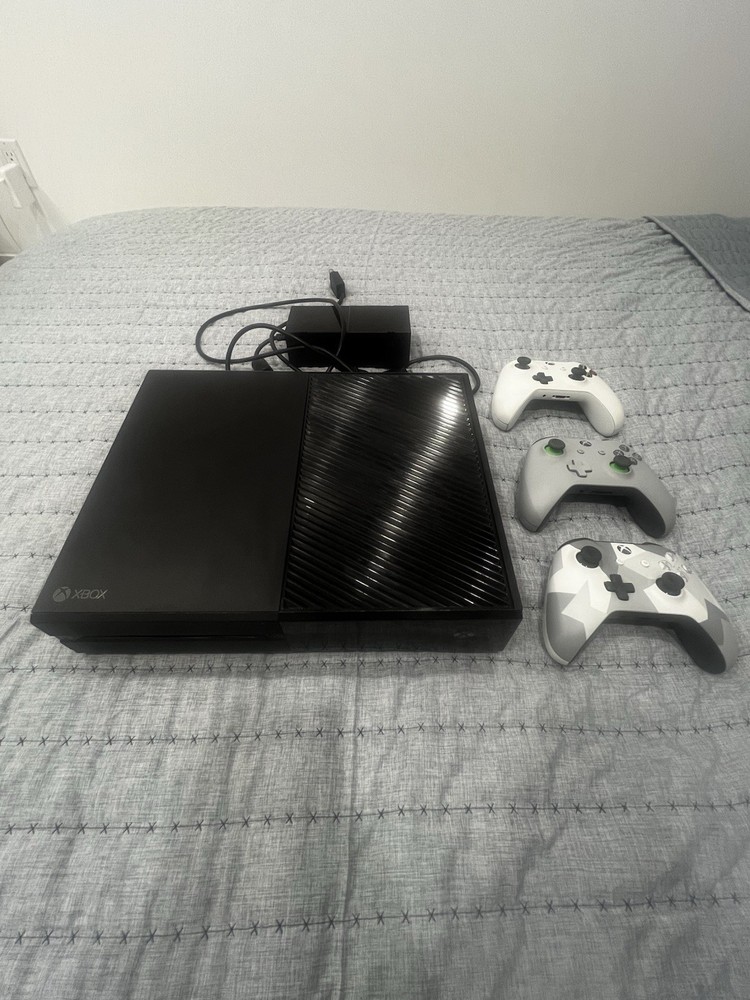 Microsoft Xbox One Black Home Console HDMI with 3 Wireless Controllers Included