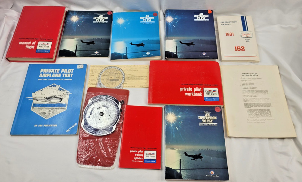 1981 Cessna/Beechcraft Integrated Flight Training System Pilot books W/Red Pouch