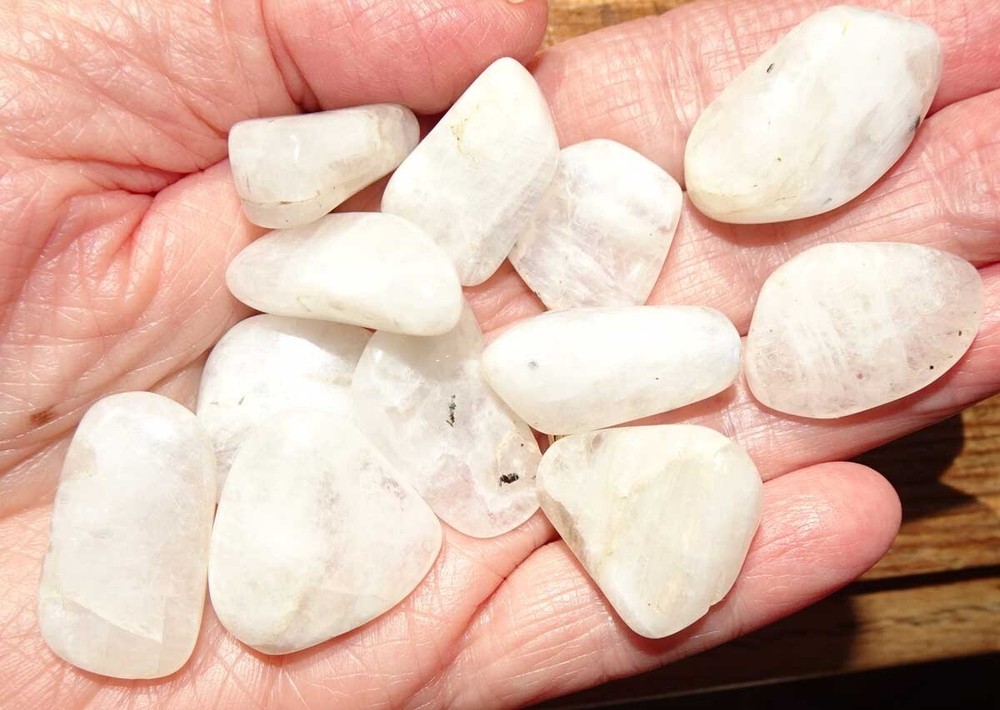 Rainbow Moonstone - 12 Tumbled stones rt663e