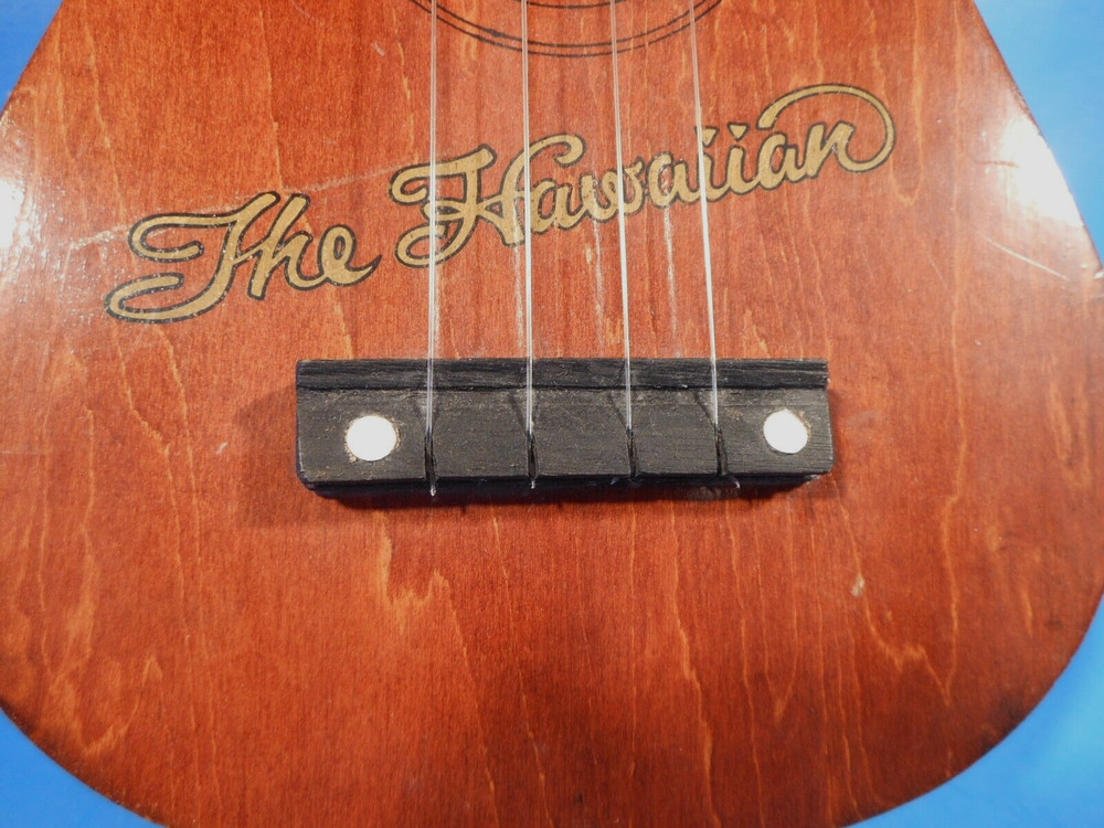 THE HAWAIIAN UKULELE SOPRANO NICE CONDITION!