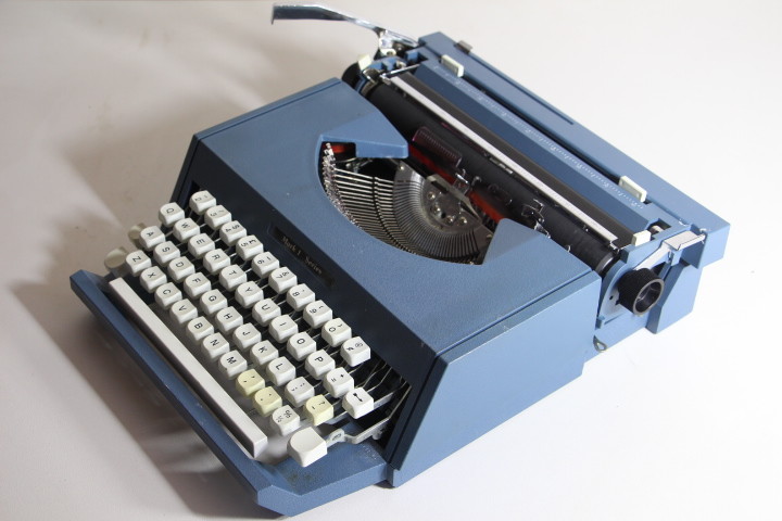 Mark 1 Series Typewriter ~ Blue ~ Case ~ Great Condition!