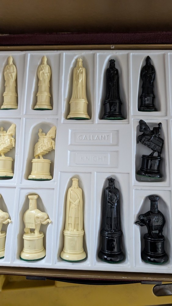 Vintage Galant Knight Chess Set
