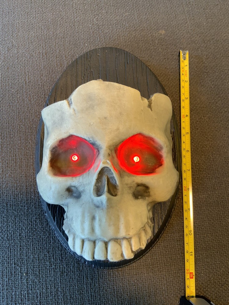 12" Plastic Light Up Red Eyes Skull Wall Plaque Halloween Prop Crypt Decor