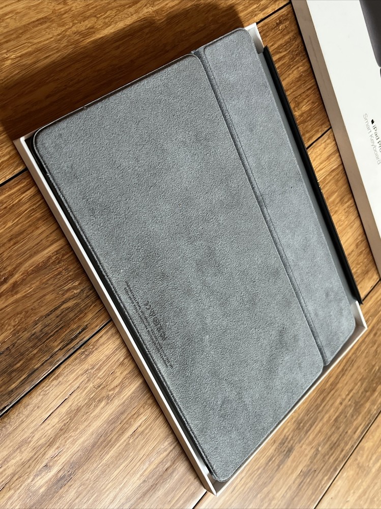 APPLE Smart Keyboard PRE-OWNED NICE!!!