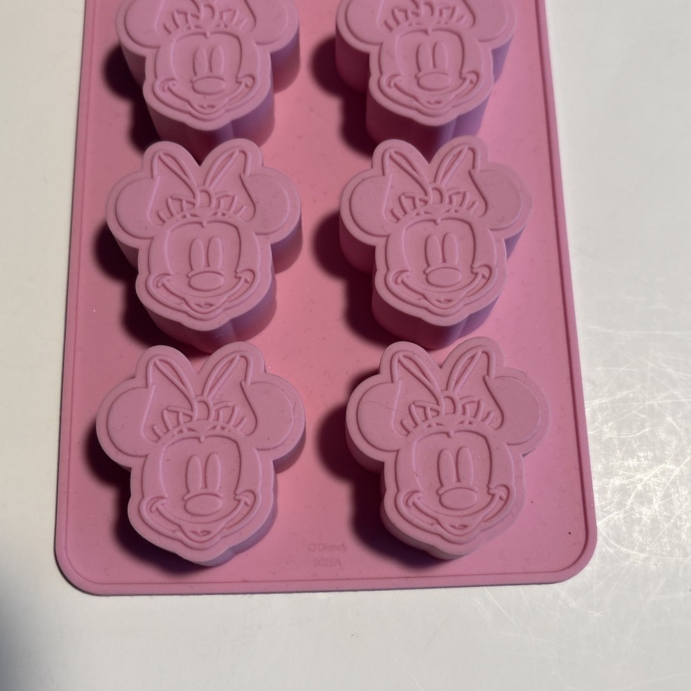 Minnie Mouse Silicone Ice Cube Tray Candy Mold Makes 8 Cubes NWT