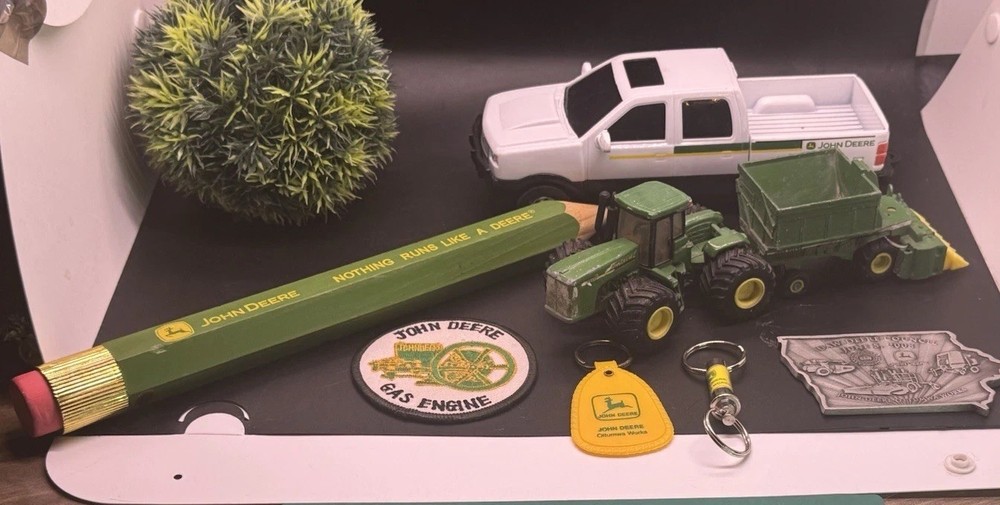 VINTAGE ADVERTISING JOHN DEERE TRACTOR  Patch Keychains Merchandise
