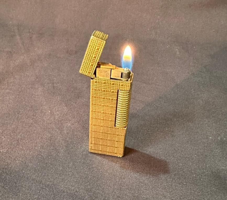 AUTHENTIC Dunhill Gold Gas Lighter Roller Type Engraved Pattern Working Japan