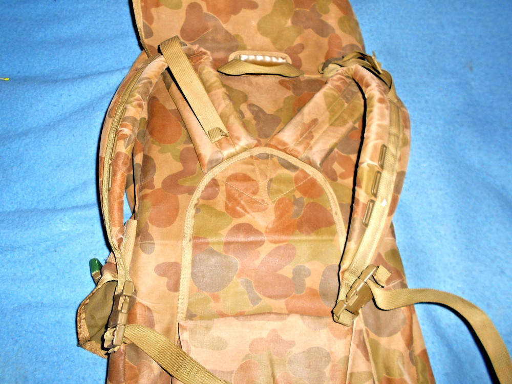 AUSTRALIAN ARMY COMBAT CAMMO LARGE BACK PACK W/ SLEEPING BAG POUCH MAP PACK