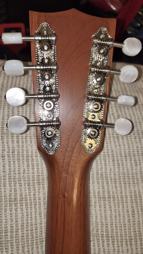 Mele 8-String Handcrafted Mango Ukulele Natural Finish with Hard Case