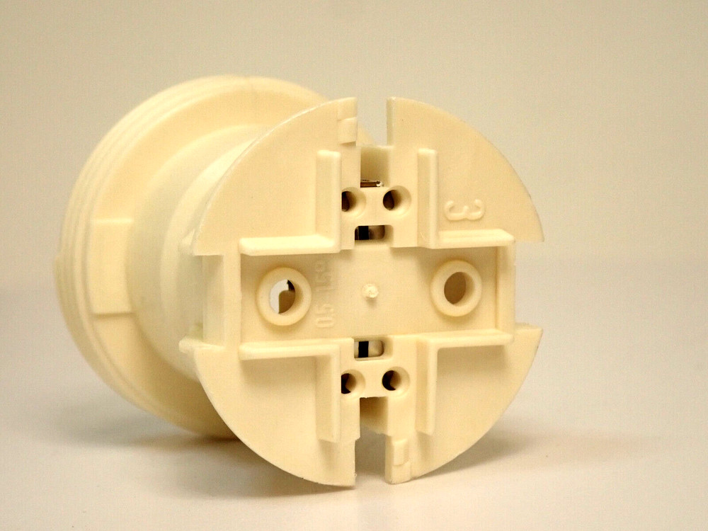 True Lampholder, Molded E26 Wht W / Push Wire Terminal, 960641