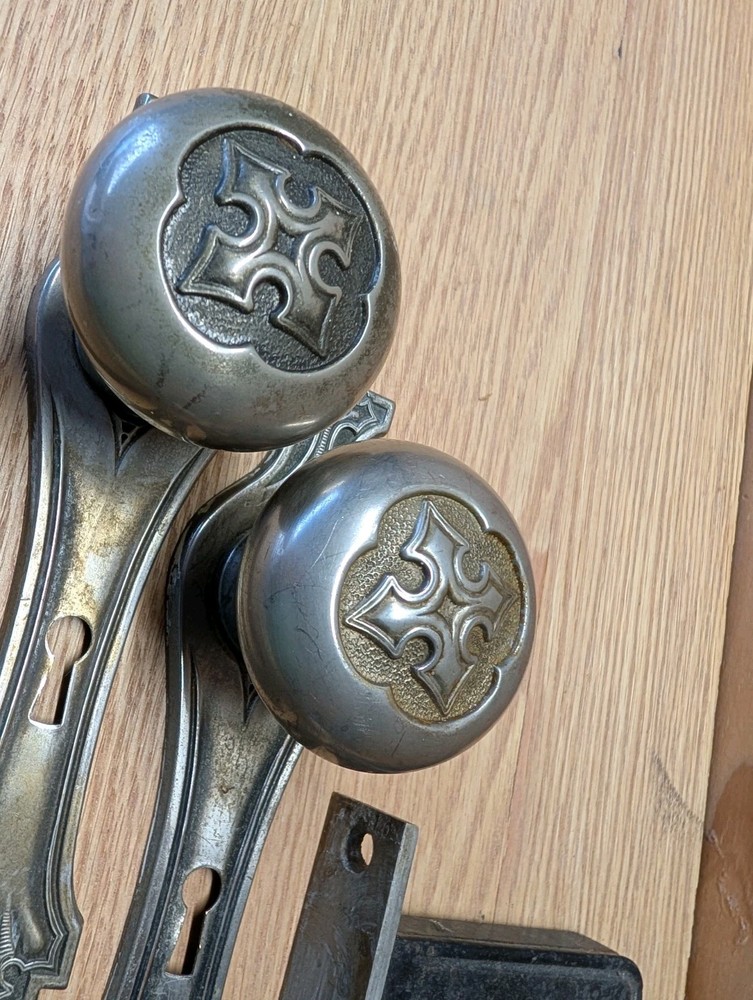 ANTIQUE VINTAGE ORNATE MORTISE LOCK SET, KNOBS & BACKPLATES, 1 KEY
