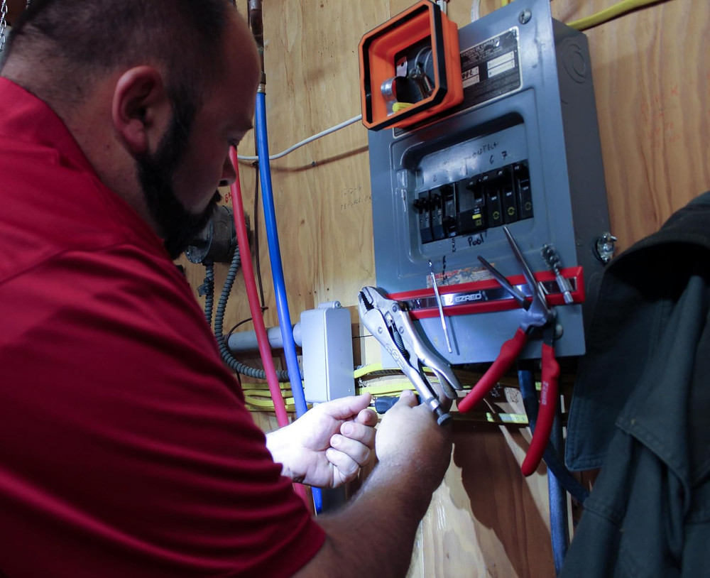 SR10 Magnetic Organizer Rail for Securing Tools and Work Bench Organization