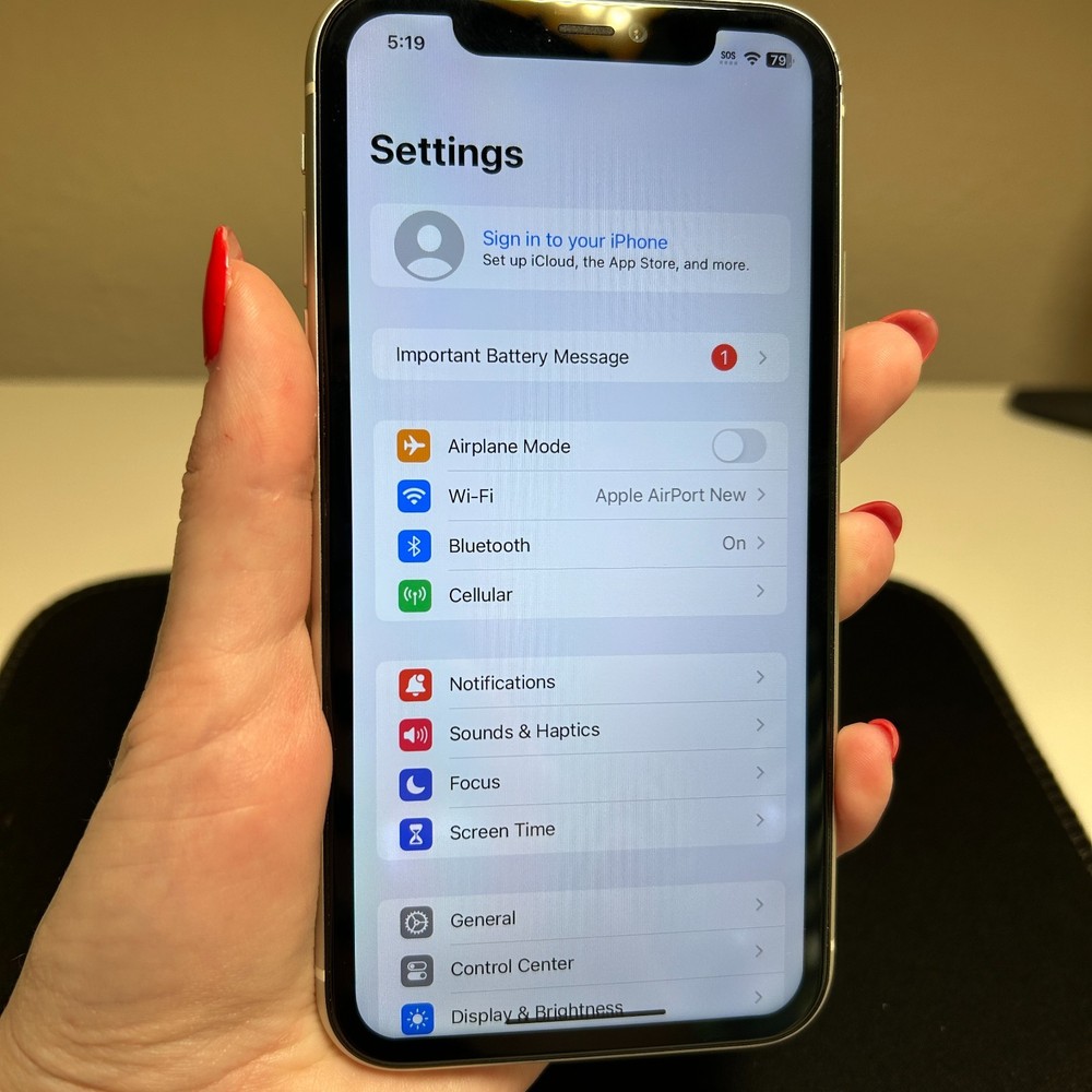 Apple iPhone 11 - 64 GB - White Unlocked READ DESCRIPTION