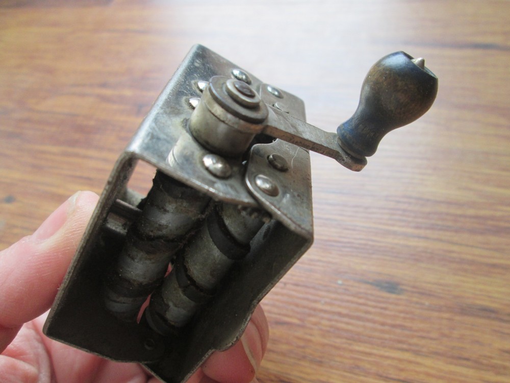 Blue Beard Razor Sharpener Tool Mechanical Razor Stropper Beardcott Corp