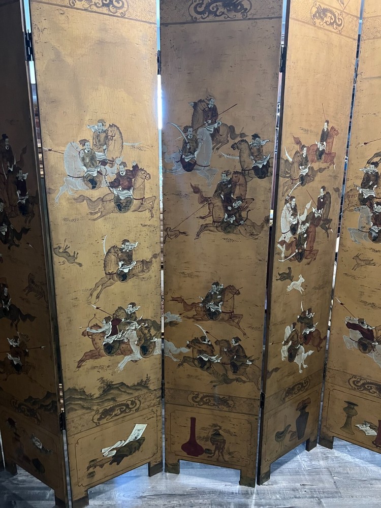 A JAPANESE EIGHT PANEL HAND PAINTED FOLDING FLOOR SCREEN, CIRCA 1900