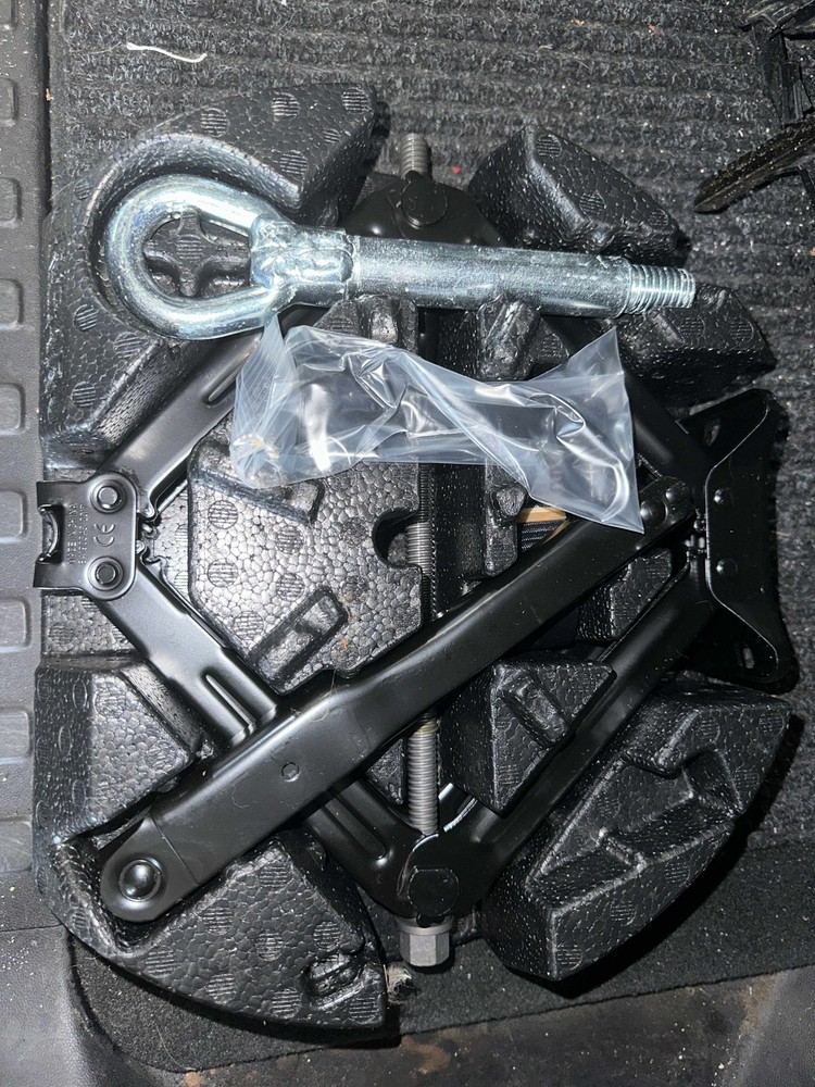 18 CHEVY EQUINOX Jack Assembly TOOLS & FOAM INSERT