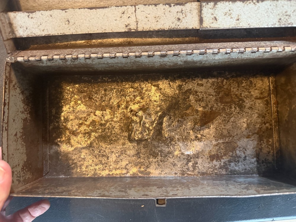Vintage Metal Tool/tackle Box (CK 99)
