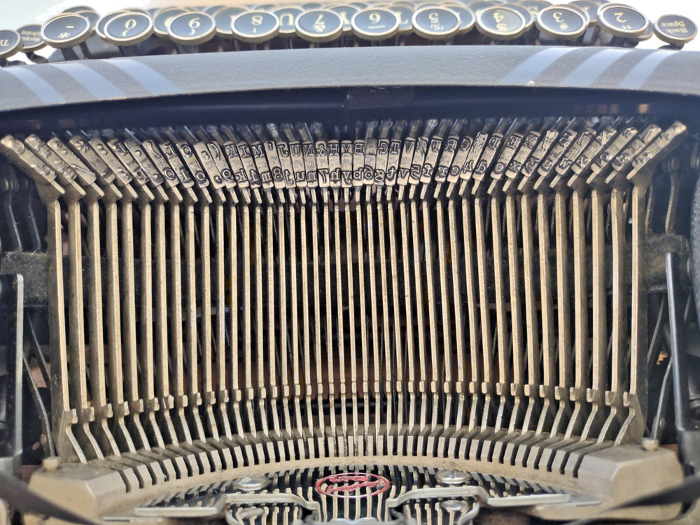 [Excellent] 1949 Smith-Corona Silent "Floating Shift" black typewriter with case