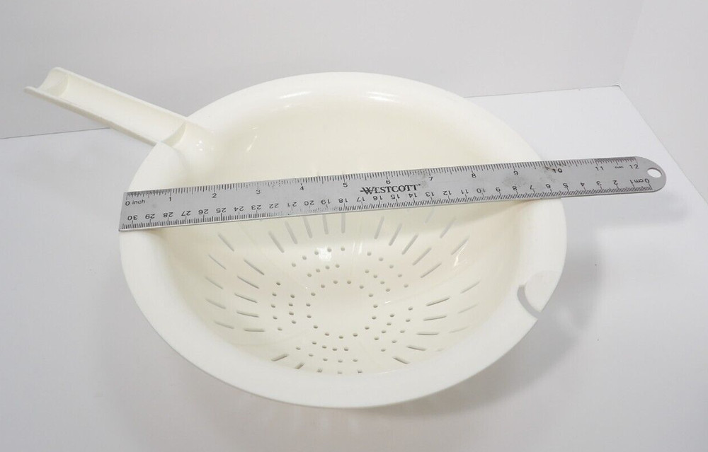 Tupperware 10" White Strainer Colander with Handle - Kitchen Essential