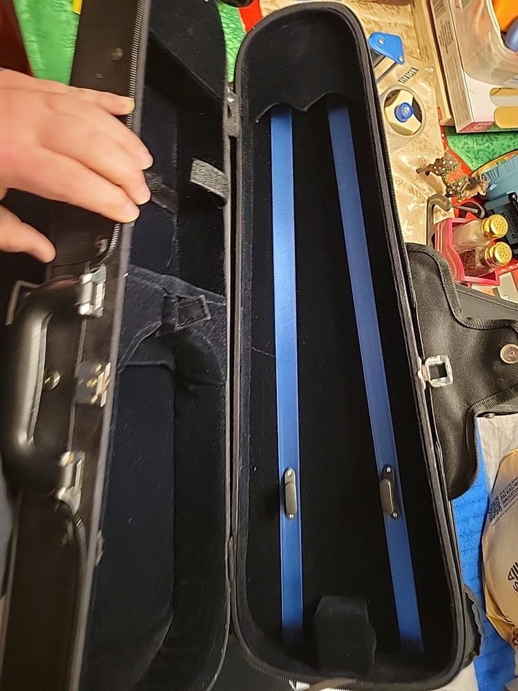1/4 Eastman Strings Violin Case Hinge Is Broken Still Usable Could Be Fixed