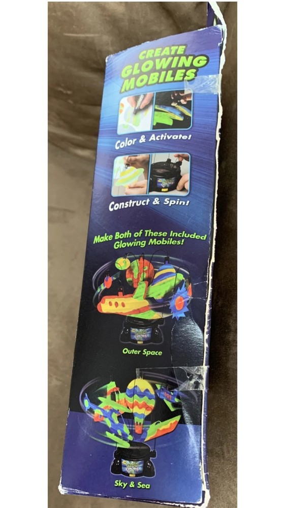 CRAYOLA GLOW EXPLOSION CREATE GLOWING SPIN MAGIC DISPLAYS HALLMARK AGES 6+