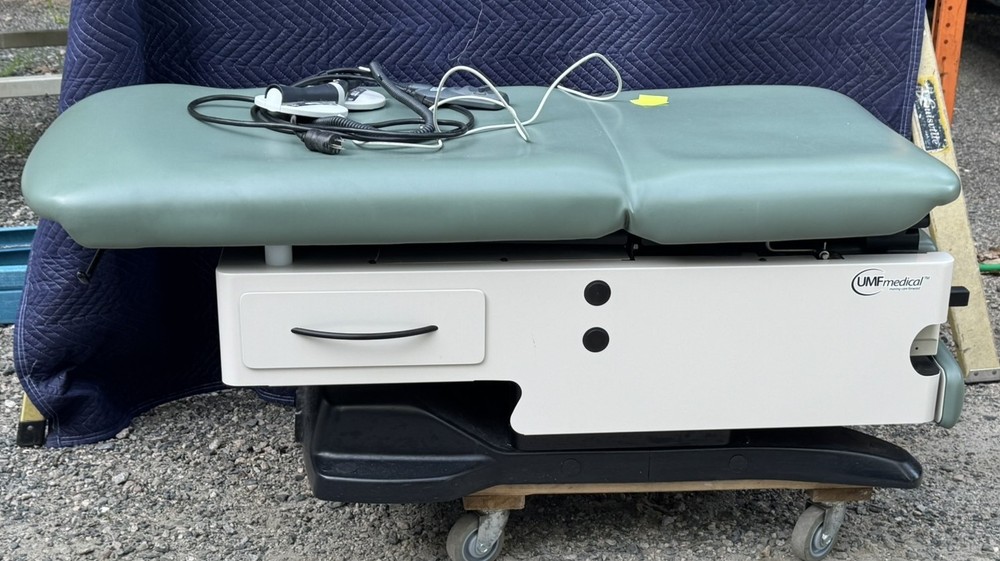 UMF Medical 4040 Full Power Exam Table