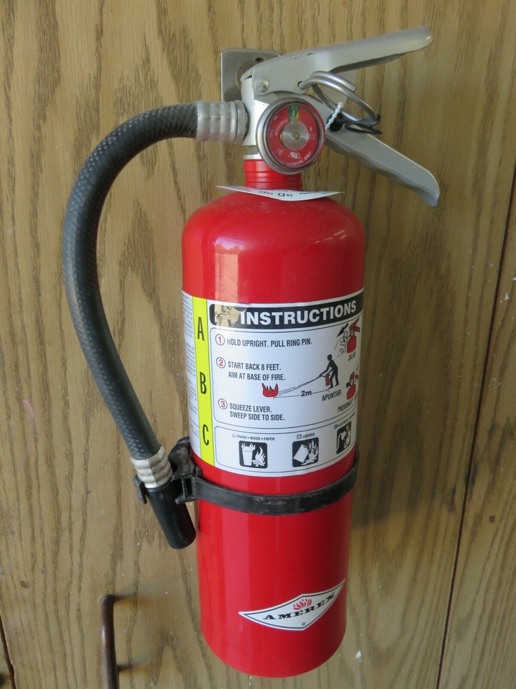 🔥🧯2-CHROME UNIVERSAL WALL MOUNT 2 ½-5lb. SIZE FIRE EXTINGUISHER BRACKETS NEW🧯