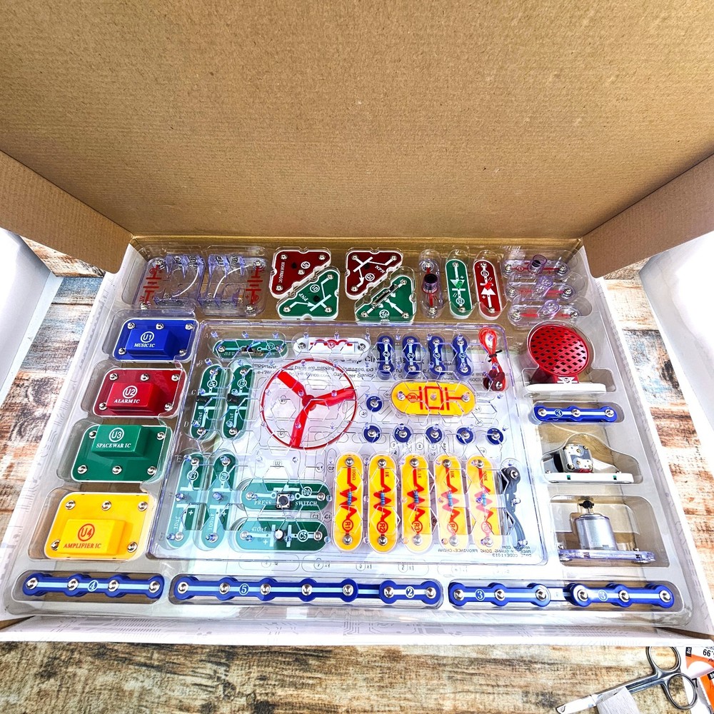 Snap Circuits SC-300 Electronics Exploration Kit 300 Projects Home Schooling Ed