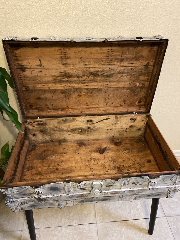 vintage trunk Table