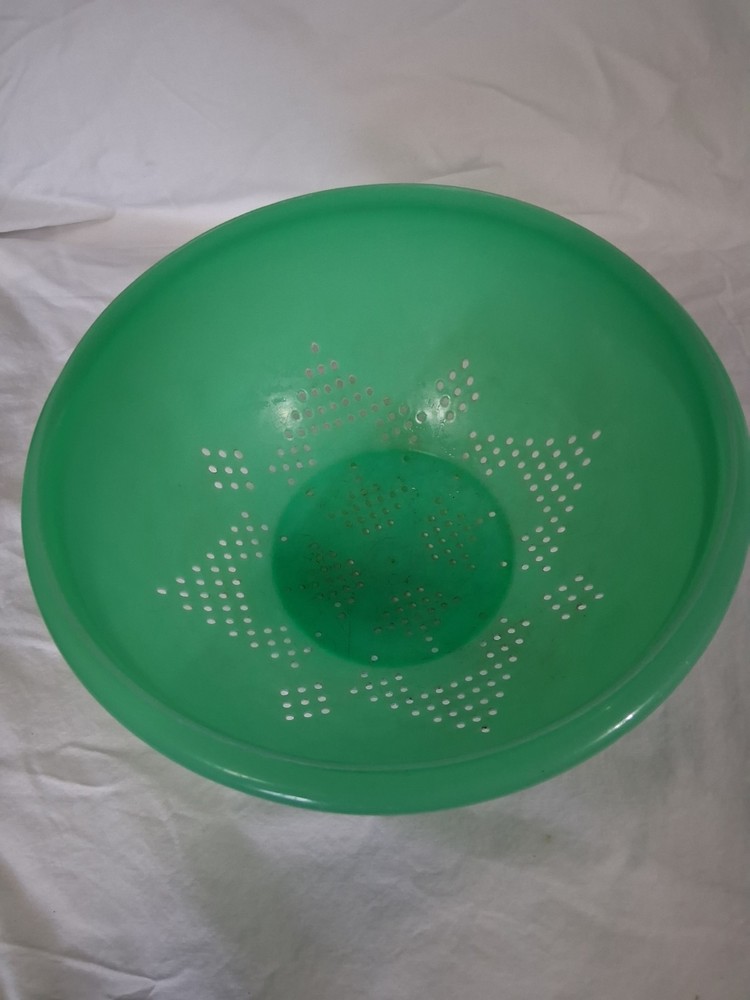 Vintage Tupperware Green #339-8 Stare Pattern Colander/Strainer Pre Owned