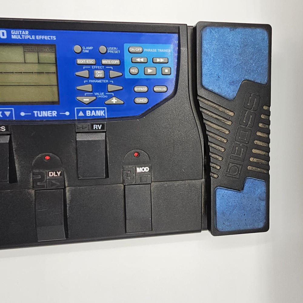 Boss ME-30 Guitar Multi-Effects Processor Turns on with Batteries No AC Adapter