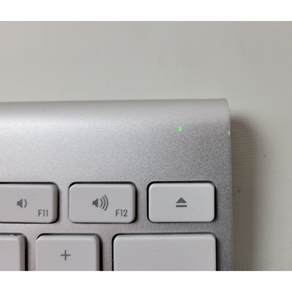 Apple Wireless Bluetooth Keyboard Silver Aluminum A1314 MC184LL/B Tested Working