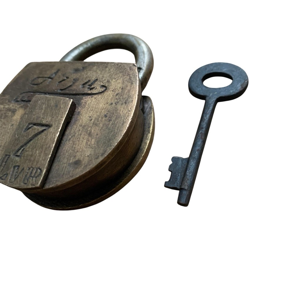 BRASS PADLOCK OR LOCK WITH KEY OLD OR ANTIQUE, NICE SHAPE.