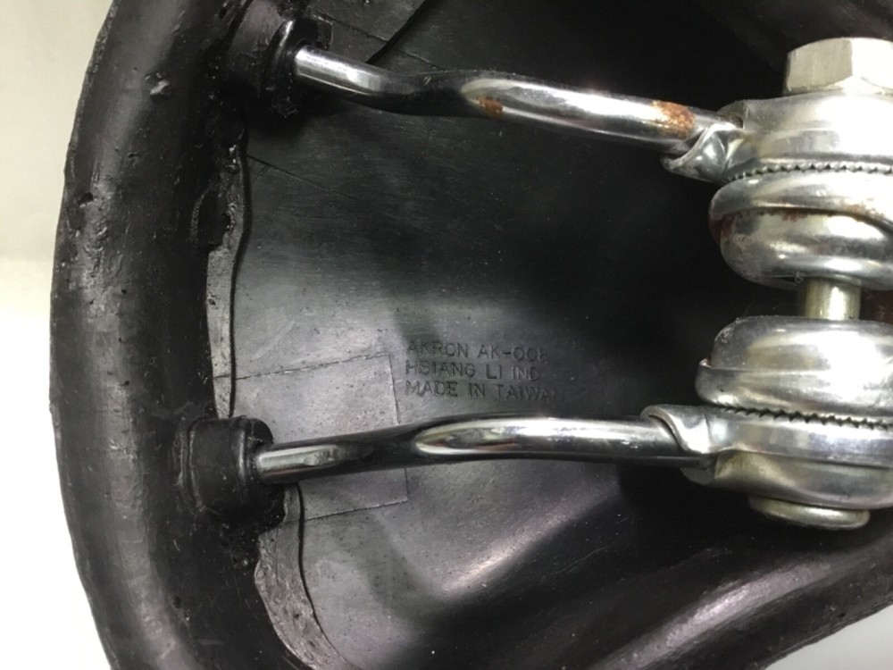 Akron Hsiang Li Saddle