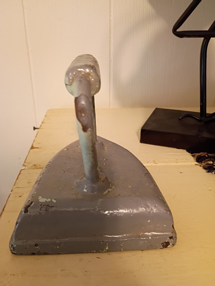 ANTIQUE IRON, CAST IRON MARKED #8