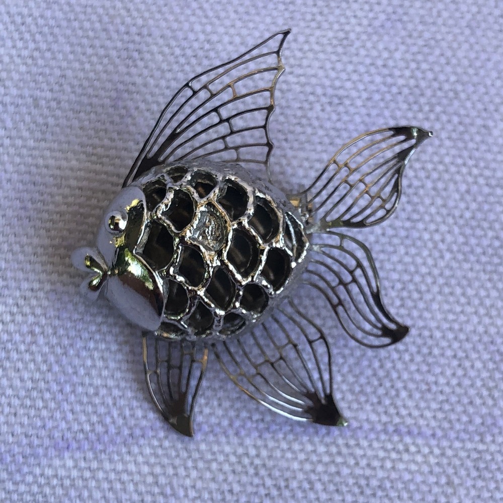 Silver Tone Filigree Angelfish Brooch (A41)