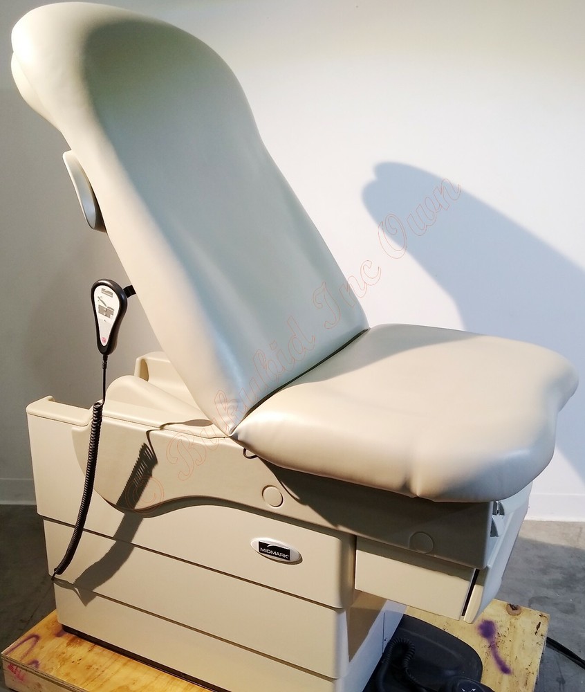 Midmark 623-008 Barrier Free Power Exam Table with Footswitch & Hand Controller
