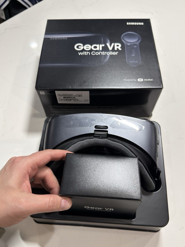 Samsung SM-R324 Gear VR W/Controller Powered by Oculus NEW OPEN BOX