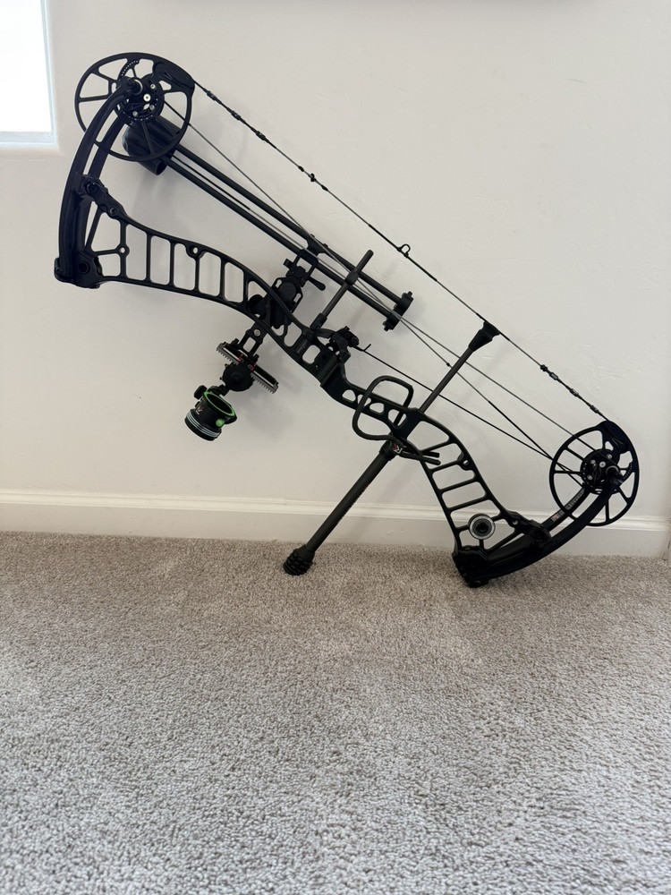 Bowtech Justice Black Right Hand 70# 25.5-31" Compound Bow
