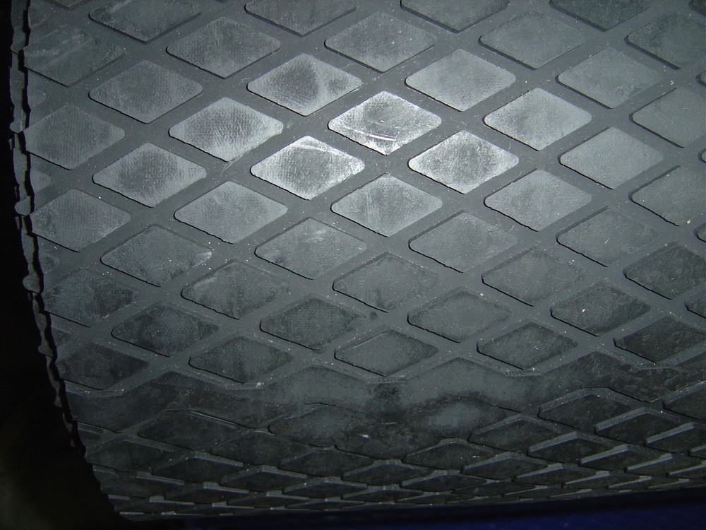 RB DIAMOND PATTERN RUBBER MAT 10 MM THK X 48" WIDE