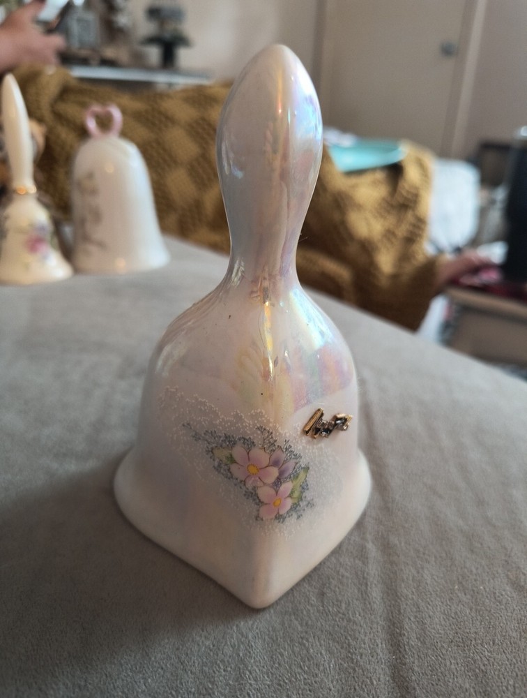 Niagra Falls Ceramic Bell With Flowers