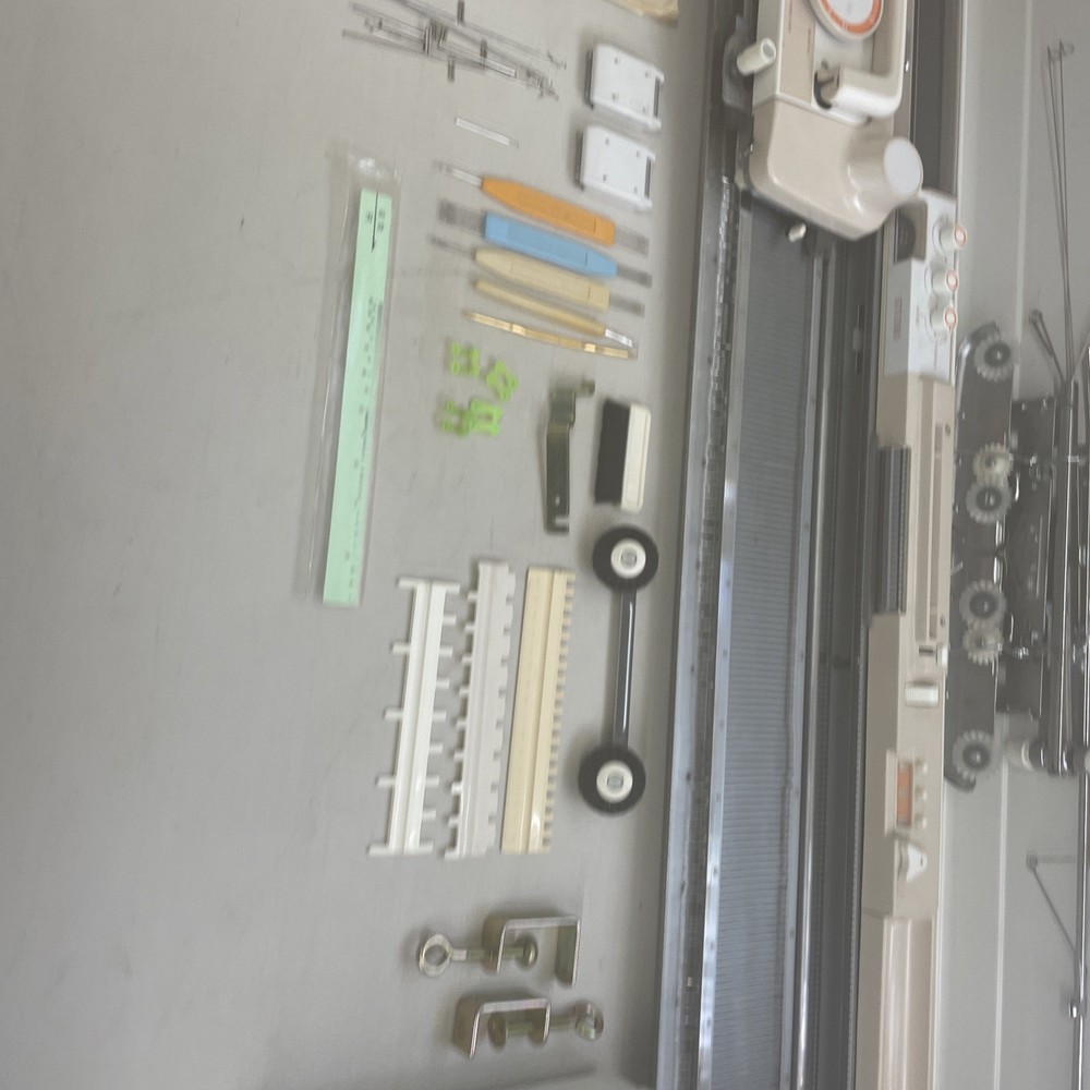 Studio 322 Knitting Machine In Good Condition