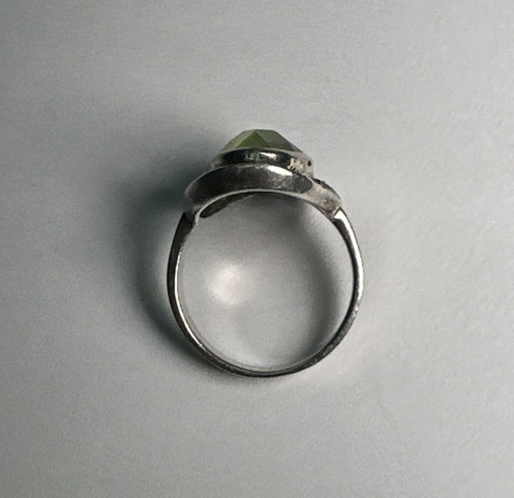 Elegant 925 Sterling Silver Oval Peridot Ring