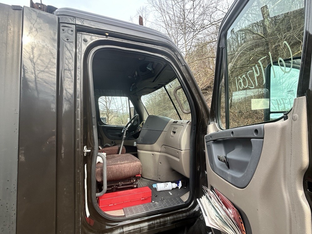 FREIGHTLINER CASCADIA 2008 -2020 DOOR Right ASSEMBLY FRONT Includes Mirror OEM