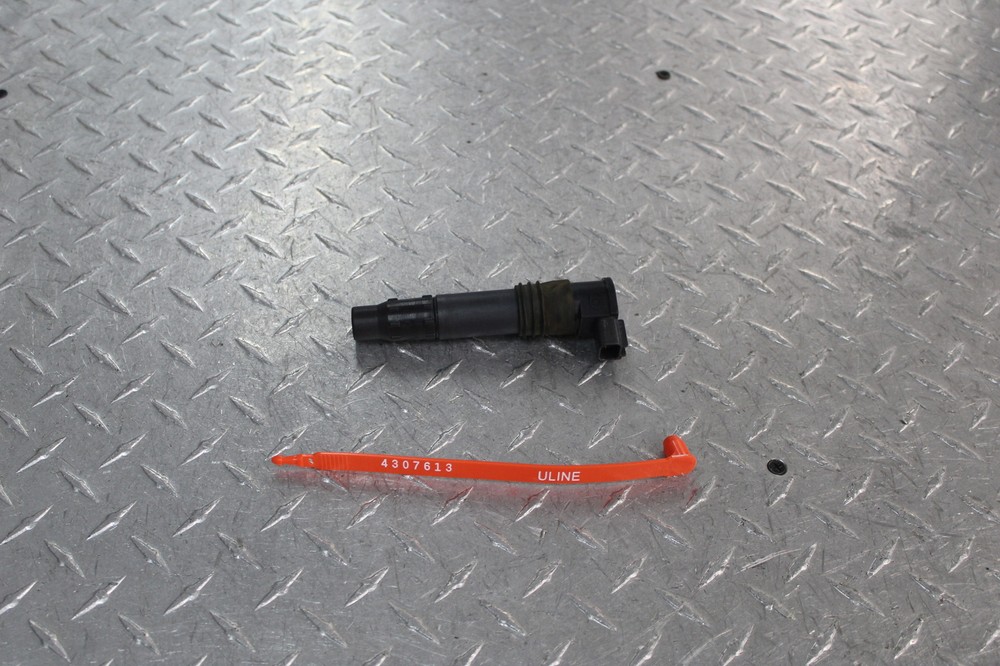 2001 SUZUKI GSXR1000 IGNITION COIL SPARK PLUG CAP