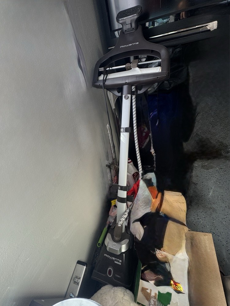 Hanging ironing machine, ironing clothes