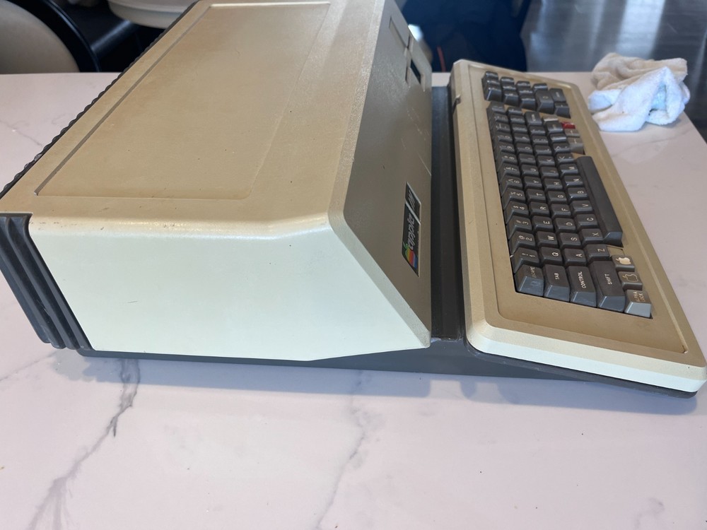 Apple III Computer 256k - Powers On - For Repair - Missing One Key