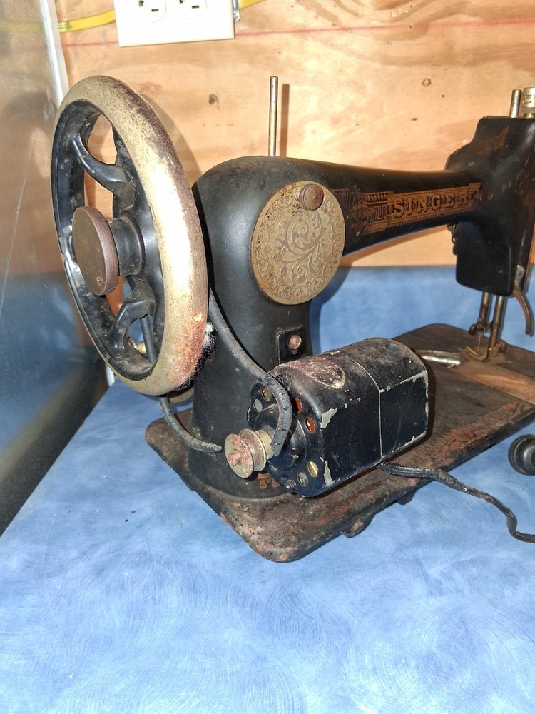 Old Singer Sewing Machine With Box